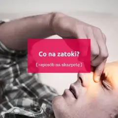 Mężczyzna z bólem zatok, który w końcu wyleczył przewlekłe zapalenie zatok. Tekst: "Co na zatoki? [+sposób na skarpetę]".