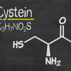 Struktura chemiczna cysteiny (C₃H₇NO₂S) z grupami HS, NH₂ i OH.