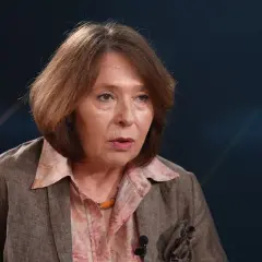 Doświadczona hipertensjolog w eleganckim żakiecie i bluzce w kwiaty, z naszyjnikiem.