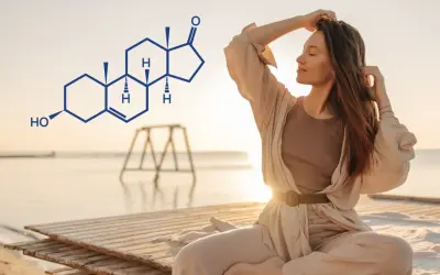 Kobieta medytuje na plaży, obok niej wzór chemiczny DHEA SO4.