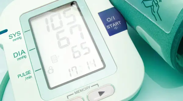 Ciśnieniomierz pokazuje 105/65 mmHg. To ważne, by monitorować ciśnienie rozkurczowe, które wynosi 65.