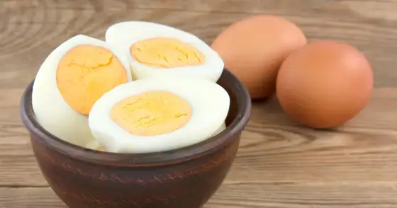 Ile kcal ma jajko na twardo? Kalorie, białko i dodatki