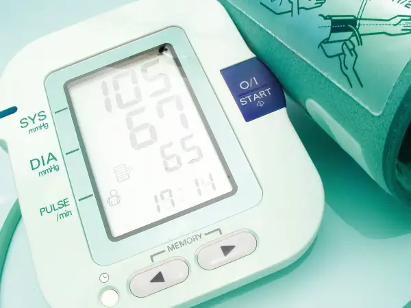 Ciśnieniomierz pokazuje 105/65 mmHg. To ważne, by monitorować ciśnienie rozkurczowe, które wynosi 65.